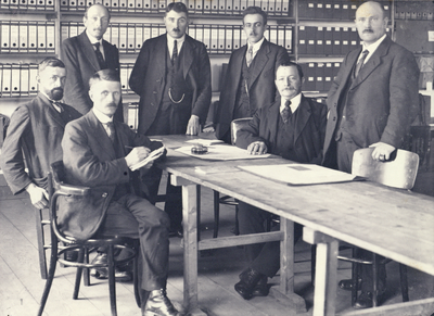 222465 Groepsportret met het personeel van het Centraal Brandstoffenkantoor in het gebouw voor Kunsten en Wetenschappen ...